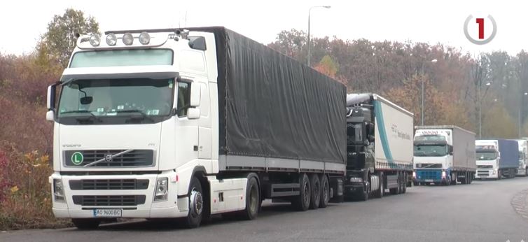 Транспортний колапс на державних кордонах: в Ужгороді відбувся брифінг за участю прикордонників (ВІДЕО)