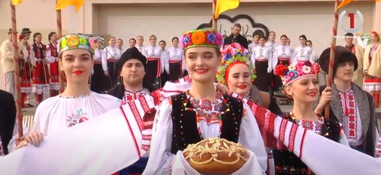 Студентська арт-платформа: в Ужгороді відбувся флешмоб «Змінимо країну разом!» (ФОТО, ВІДЕО)