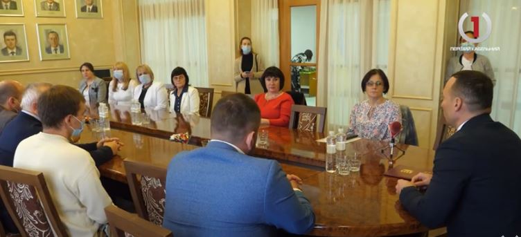 Святкові урочистості: у головній будівлі краю нагородили закарпатських освітян (ВІДЕО)