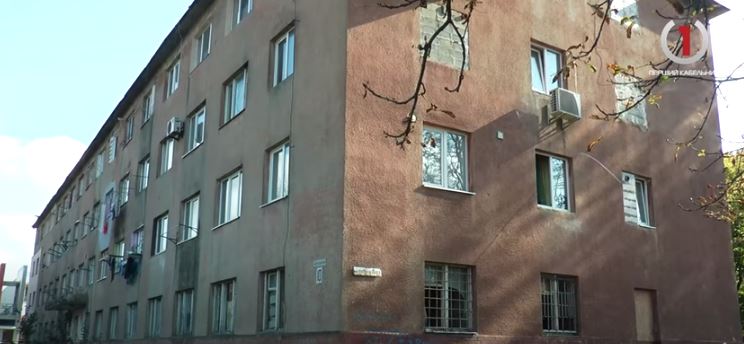 Життя без належних умов: мешканці гуртожитку в Ужгороді просять про допомогу (ВІДЕО)