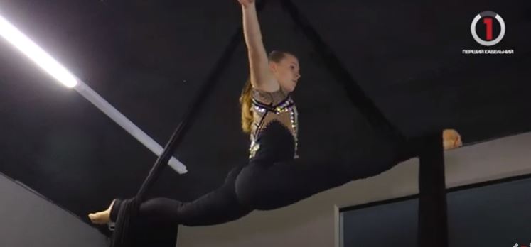 Важко, але красиво: про особливості повітряної гімнастики розповіли в Ужгороді (ВІДЕО)