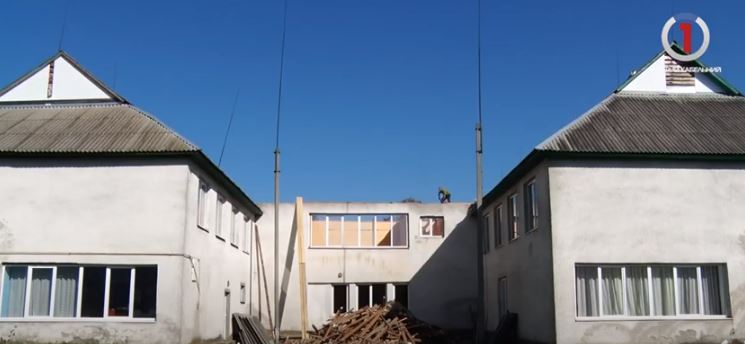 Довгоочікувана реконструкція: аварійний дах Керецьківського ДНЗ нарешті відремонтували (ВІДЕО)