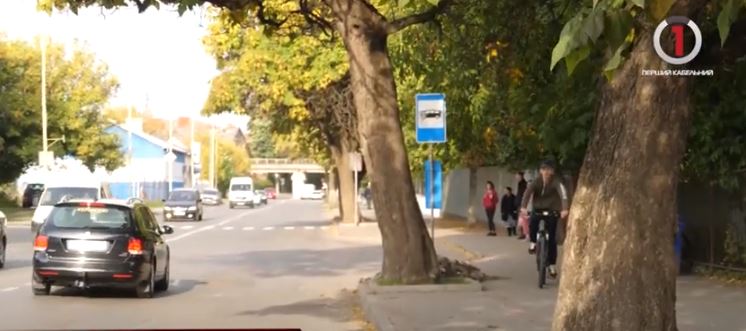 Аварія, яка мало не коштувала життя: в Ужгороді автомобіль збив жінку з дитиною (ФОТО, ВІДЕО)