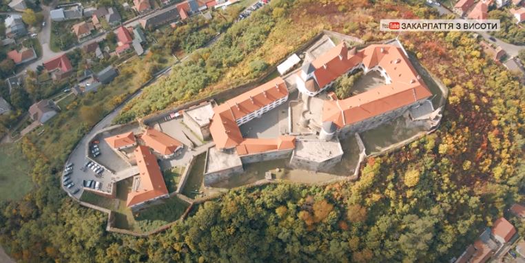 Як виглядає мукачівський замок Паланок в осінню пору з висоти пташиного польоту