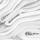 Паперова реальність: митець вправно додає витинанки у навколишній світ