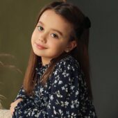 Маленька дівчинка із Закарпаття привітала вчителів зі святом чуттєвим віршем