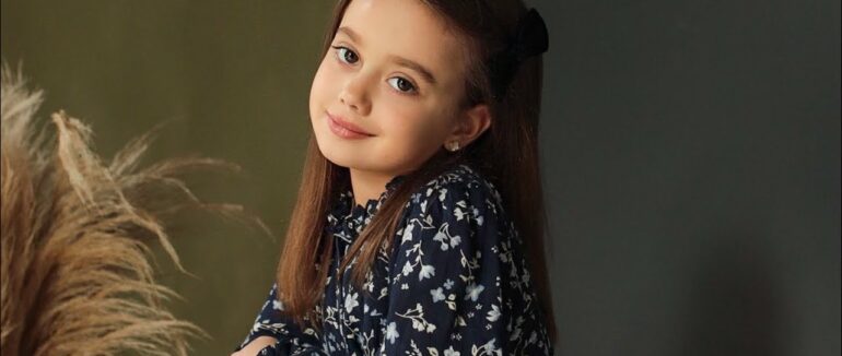 Маленька дівчинка із Закарпаття привітала вчителів зі святом чуттєвим віршем