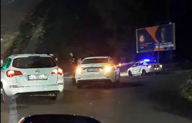 В Ужгороді на перехресті зіткнулись дві автівки