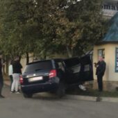 Не впорався з керуванням: в Мукачеві автівка влетіла в дерево