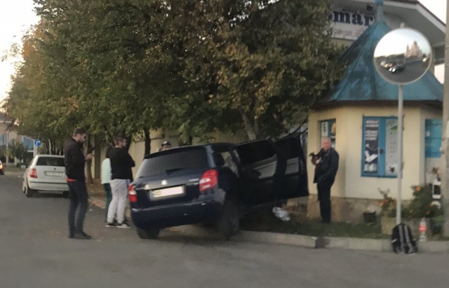 Не впорався з керуванням: в Мукачеві автівка влетіла в дерево
