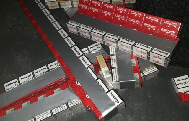 Закарпатські прикордонники вилучили понад 1700 пачок цигарок та мікроавтобус в українця
