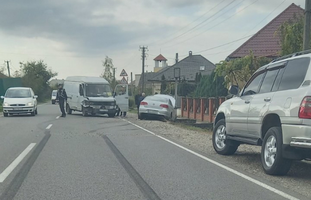 ДТП на Мукачівщині: зіткнулися мікроавтобус та легковик