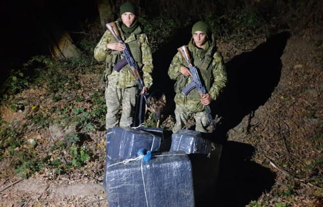 Залишили контрабандний товар і втекли: на Закарпатті прикордонники виявили партію сигарет на 150 тисяч