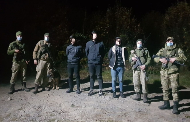 За кілометр від кордону затримали 3-х іракців закарпатські прикордонники