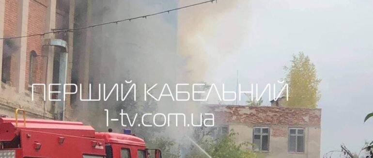 Палають усі поверхи: ексклюзив із місця пожежі в Мукачеві (Прямий ефір)
