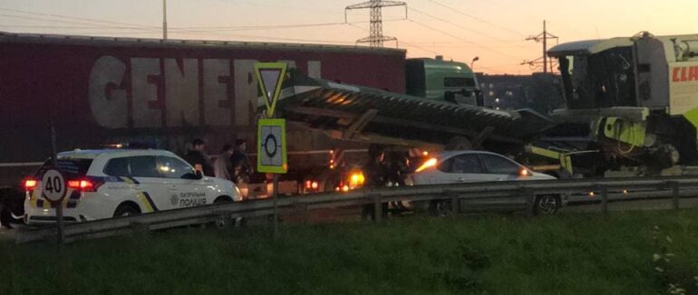 ДТП у Мукачеві: вантажівка “затисла” легковика