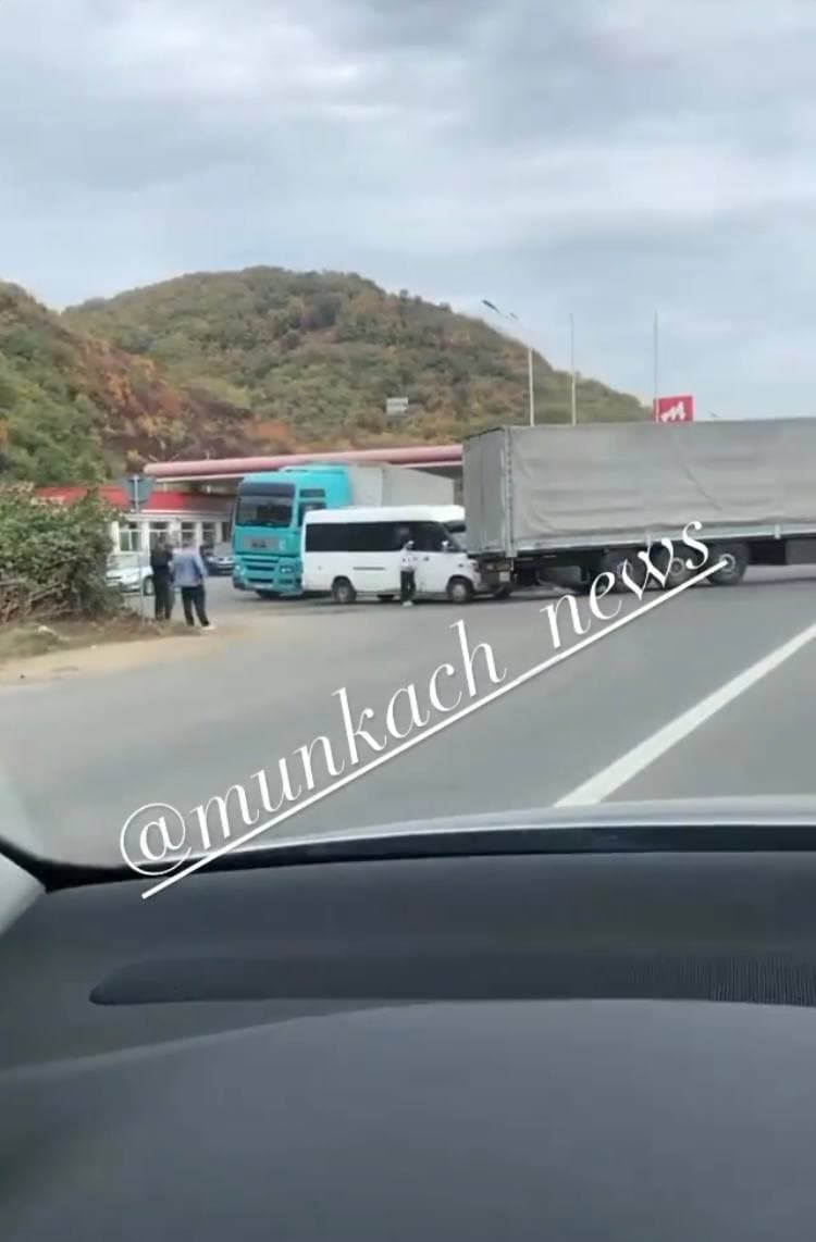 ДТП у Мукачеві: біля АЗС мікроавтобус зіштовхнулася з вантажівкою