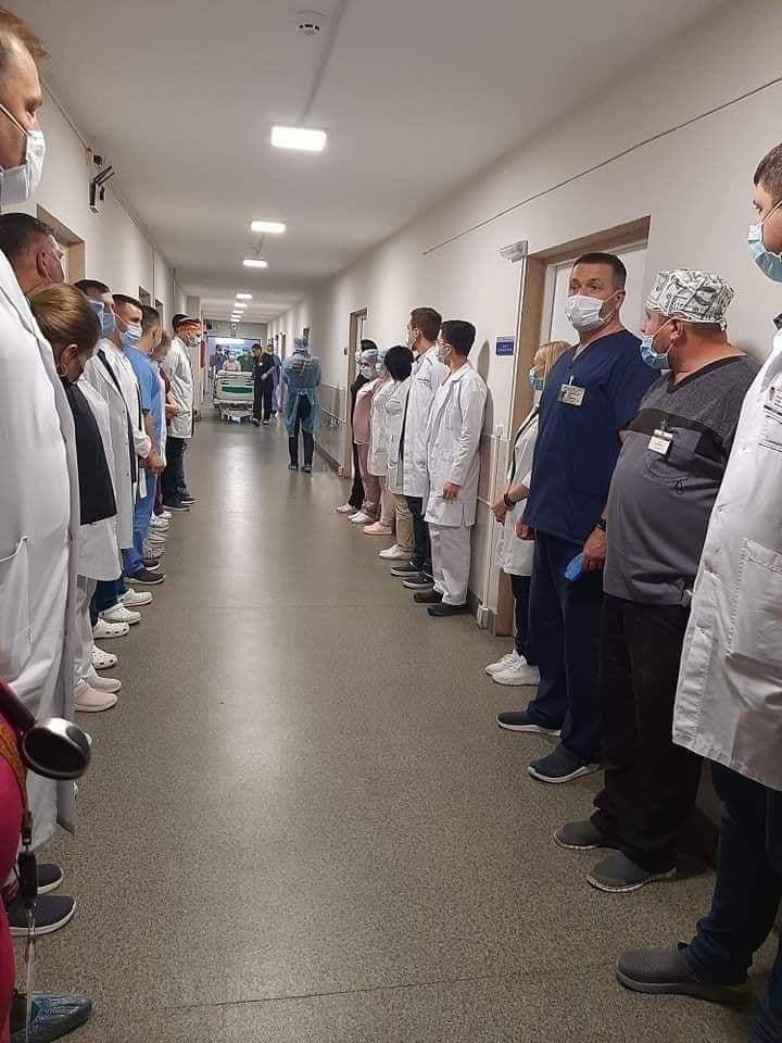 В Івано-Франківську лікарі влаштували коридор пошани для чоловіка, який став посмертним донором для трьох людей