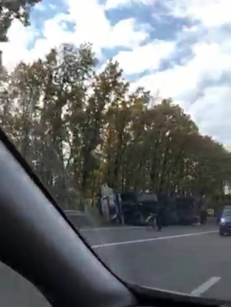 У Берегівському районі ДТП: вантажівка перекинулася на узбіччя