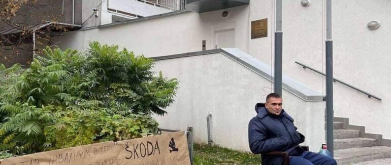 Заробітчанин голодує: Богдан Огурцов протестує під стінами посольства Чехії