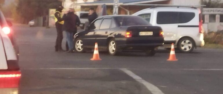 У Мукачеві трапилася ДТП, унаслідок чого на дорозі утворився затор