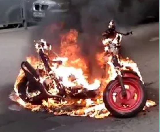 Вечірня пожежа на Тячівщині: вогнем охопило мотоцикл