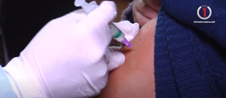 На пошті та в університеті: в Ужгороді триває вакцинальна кампанія (ВІДЕО)