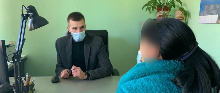 У Мукачеві жінка викрала з рук неповнолітньої дівчини телефон