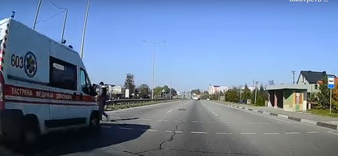 На трасі “Київ-Чоп” під колесами швидкої карети опинився пішохід