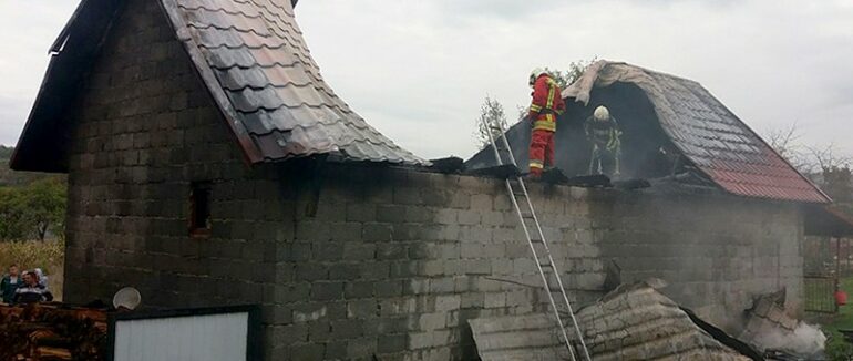 У Хустському районі горіла надвірна споруда на території приватного обійстя