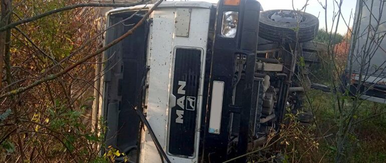 Поблизу Хуста перекинулася вантажівка в кювет: життя водієві врятувати не вдалось