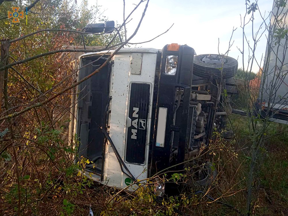 Поблизу Хуста перекинулася вантажівка в кювет: життя водієві врятувати не вдалось