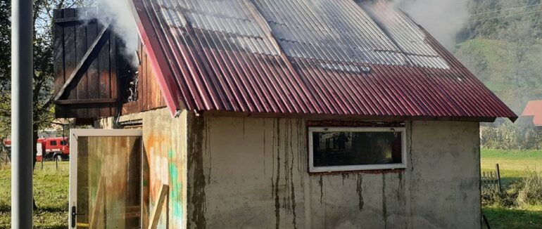 Пожежа на Рахівщині: вогонь розповсюдився на дві будівлі