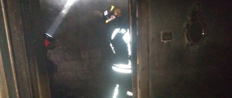 Сусіди гасили як могли: на Тячівщині вогонь охопив будинок