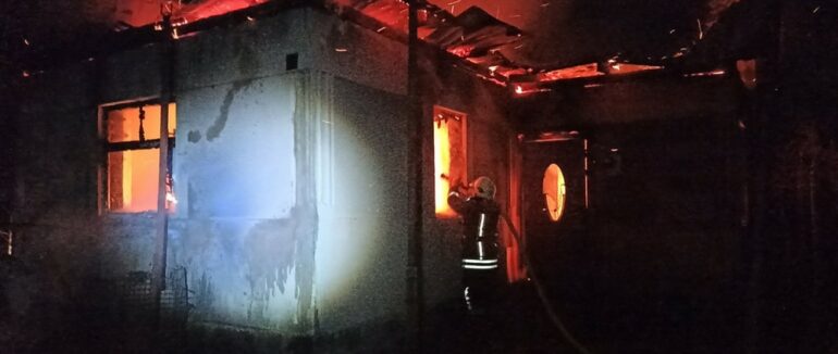 На Мукачівщині вогонь охопив будинок, в якому перебували господарі