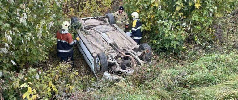 На Хустщині автомобіль в’їхав у кювет та перекинувся на дах