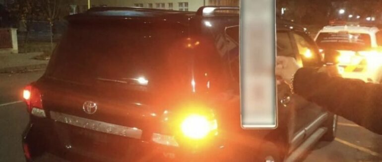 Житель Ужгорода посеред вулиці знайшов номерний знак автівки