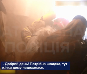 В Ужгороді рятували літню жінку із задимленої квартири