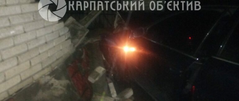 Нічне ДТП у Мукачеві: водій легковика влетів у огорожу