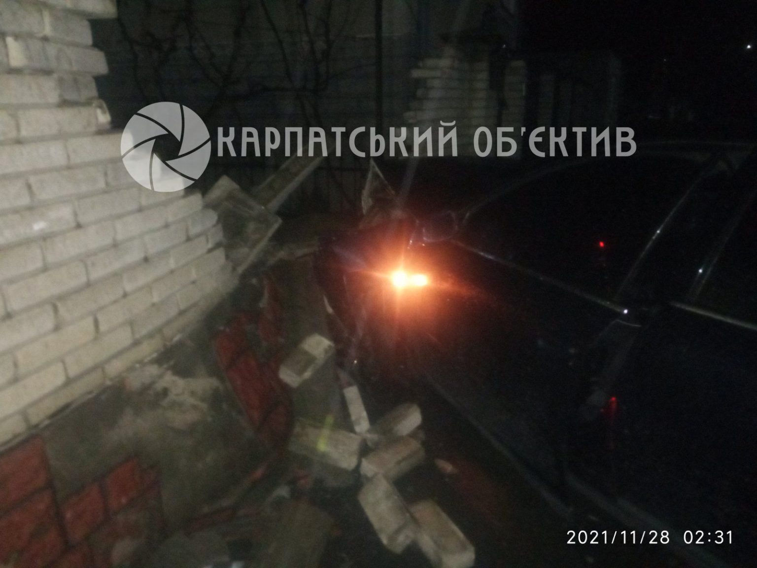 Нічне ДТП у Мукачеві: водій легковика влетів у огорожу