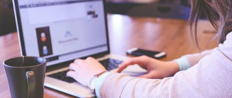 Закарпатські вчителі отримали понад 1,5 тисячі ноутбуків