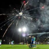 Постраждав футболіст: в Ірландії фанати запустили феєрверк на поле