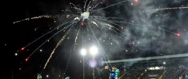 Постраждав футболіст: в Ірландії фанати запустили феєрверк на поле