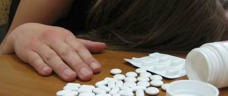 На Рахівщині дівчина наковталася таблеток та втратила свідомість