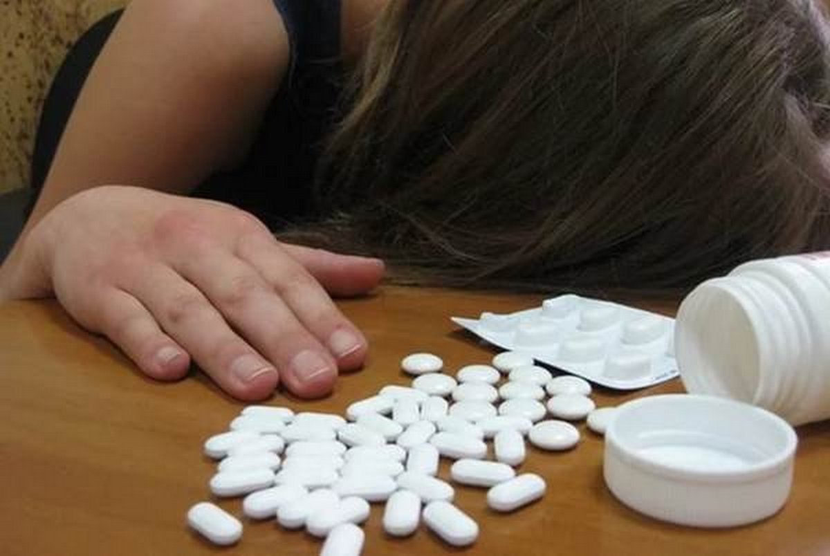 На Рахівщині дівчина наковталася таблеток та втратила свідомість
