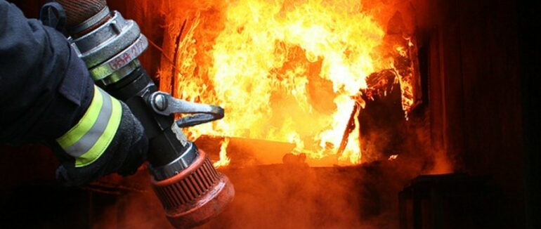 Вночі на Тячівщині рятувальники гасили пожежу