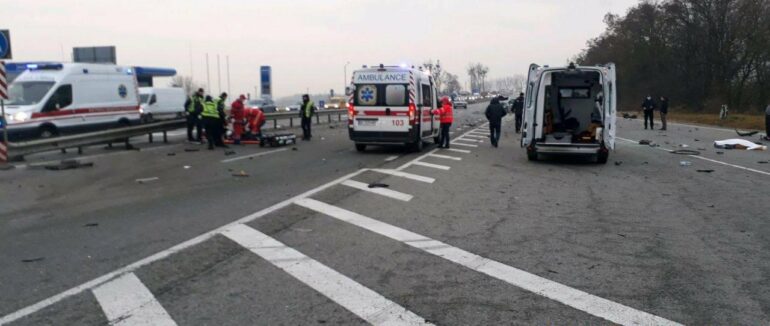 Ранкова смертельна ДТП на трасі Київ-Чоп: одна людина загинула та двох госпіталізували