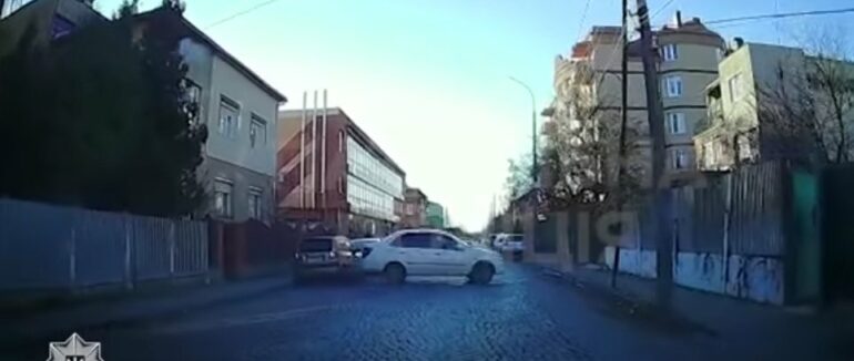 У Мукачеві водій вчинив ДТП та втік з місця події