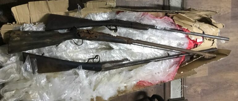 Закарпатські митники знайшли коробку з раритетною стрілецькою зброєю в автобусі