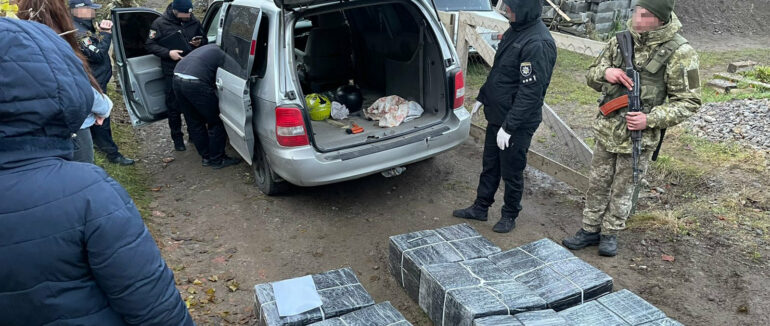 Втікав так, що довелося покинути автомобіль: на Закарпатті прикордонники вилучили “євробляху” та 4 тисячі пачок сигарет